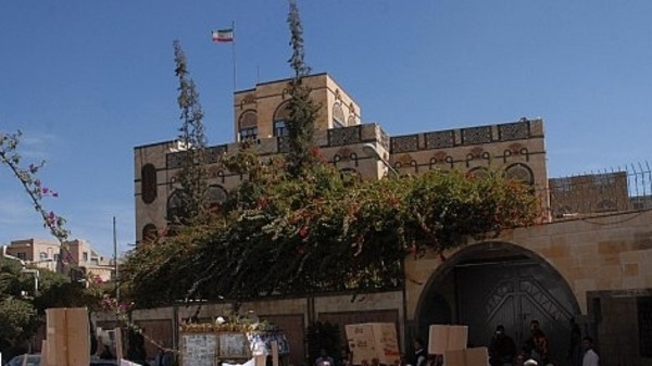صحيفة: السفير الايراني لدى صنعاء غادر اليمن متخفياً