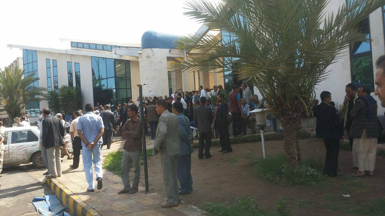 هتفوا بشعار "لا حوثي بعد اليوم".. موظفو مؤسسة الاتصالات يحتجون للمطالبة بمستحقاتهم
