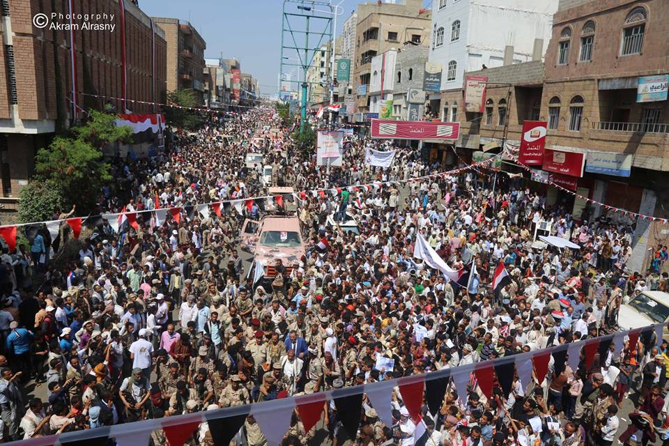 الآلاف من سكان تعز يحيون «ثورة 26 سبتمبر» بعروض فنية وعسكرية (صور)
