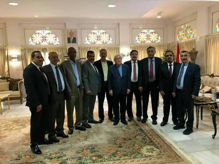 إصلاح عدن يسلم "غريفيث" ملفاً بالإنتهاكات ضد أعضائه وأمهات المعتقلين يواصلن الإحتجاج