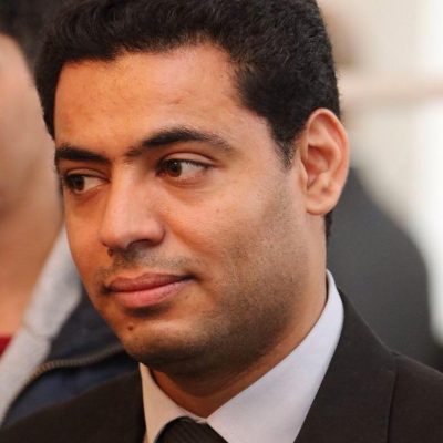 استبعاد دبلوماسي يمني من عمله بسبب منشورات ناقدة لأداء الشرعية