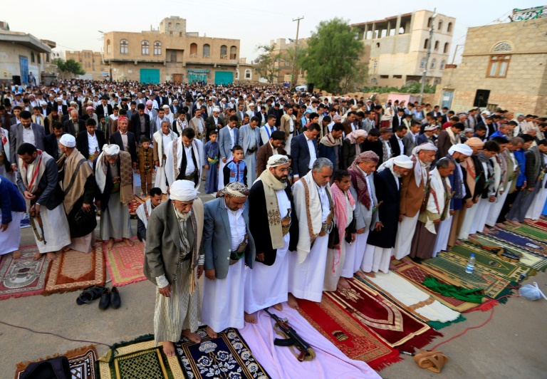 عيد الفطر في صنعاء سلاح ودعاء وخشية من حرب الحديدة