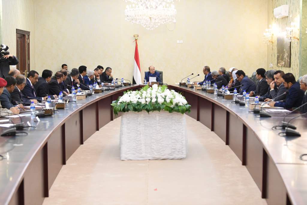 هادي يترأس اجتماعاً استثنائياً للحكومة في عدن ويقول إن أداء بعض الوزراء لم يكن مقنعاً