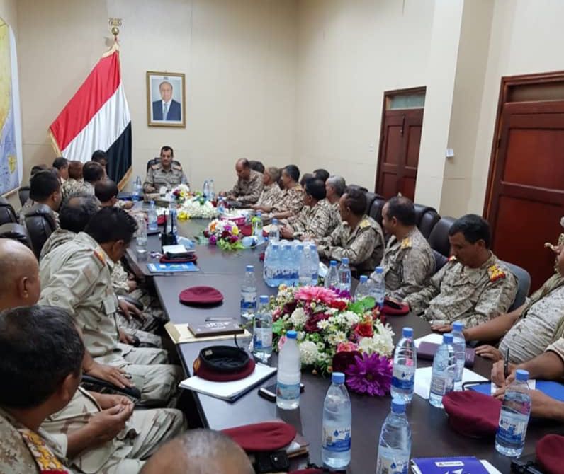بعد غياب دام نصف عام.. رئيس هيئة الاركان يعود لعمله ويعقد أول اجتماعاً له بقيادات عسكرية