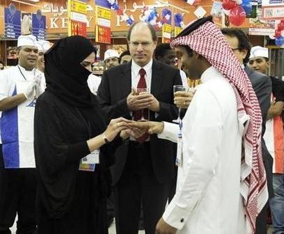 سعودي يعقد قرانه على زميلته بكارفور 