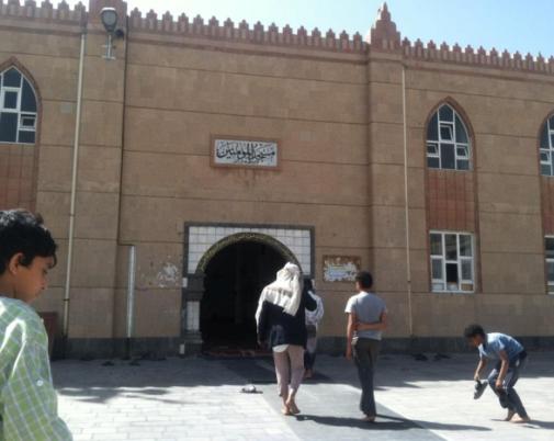 قنبلة صوتية تثير الذعر أثناء صلاة الجمعة بصنعاء