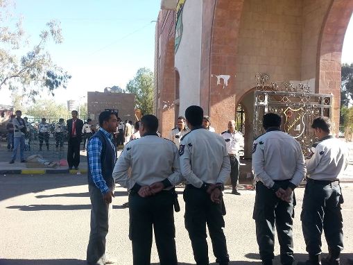 "الميليشيا" تسلم شركة أمنية حماية جامعة صنعاء وطلاب يقولون انه تم تغيير الزي فقط