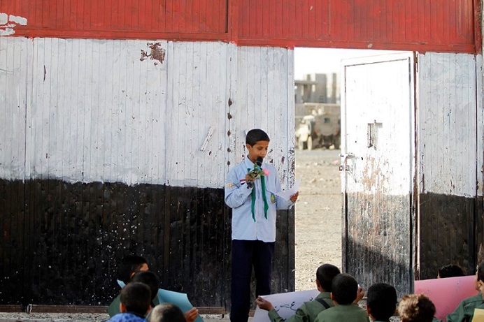 حكاية صورة.. طلاب يُمنعون من دخول مدرستهم ومدرعة تتواجد بداخلها حكاية صورة.. طلاب يُمنعون من دخول مدرستهم ومدرعة تتواجد بداخلها