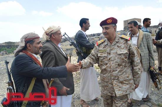 وزير الدفاع يزور همدان بعد رفض الحوثيين تسليم مواقع لوحدات من الجيش