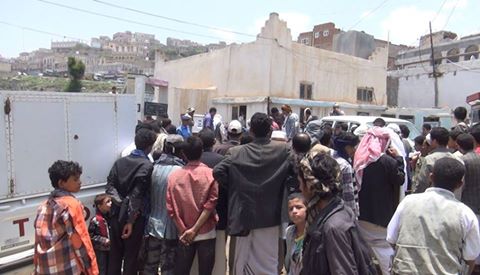 سكان محليون يحاولون انتشال جثة شاب علق في خزان للكيروسين في محطة وقود