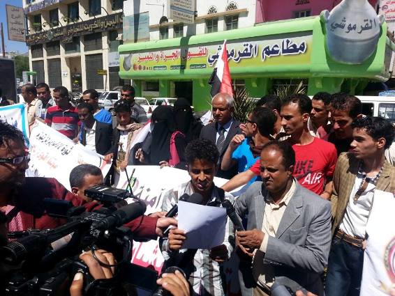 مسيرة في صنعاء لرفض تواجد الميليشات المسلحة داخل المدن وتحمل هادي المسؤولية 