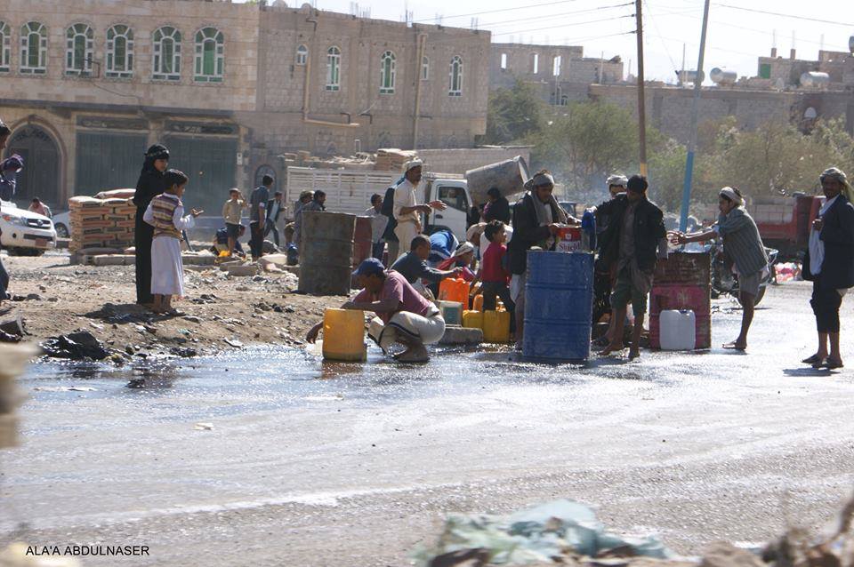 تسرب وقود من حافلة انقلبت شمال العاصمة صنعاء يحول الحادثة إلى «غنيمة» (صور) تسرب وقود من حافلة انقلبت شمال العاصمة صنعاء يحول الحادثة إلى «غنيمة» (صور)