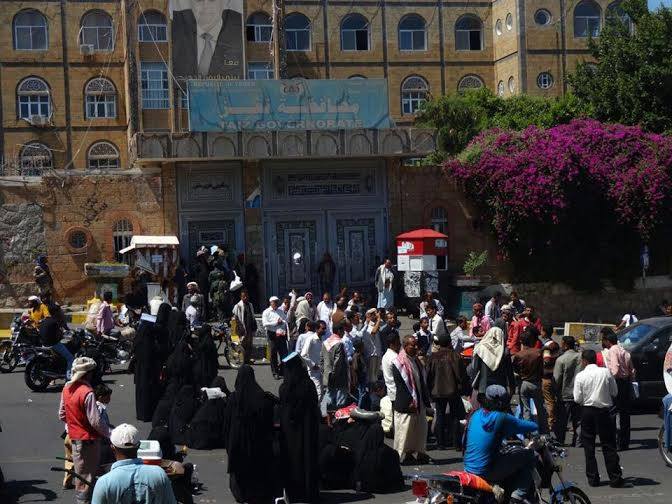 موظفو الإدارة المحلية بتعز يناشدون وزير المالية بصرف مرتباتهم الموقوفة