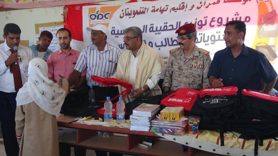 تشدين مشروعي توزيع الحقائب المدرسية وعربات المعاقين في حجة 