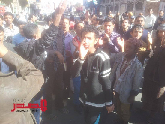 الحوثيون يعتدون على عدد من المراسلين والمصورين ويصادرون كاميراتهم أثناء تغطيتهم للمظاهرة