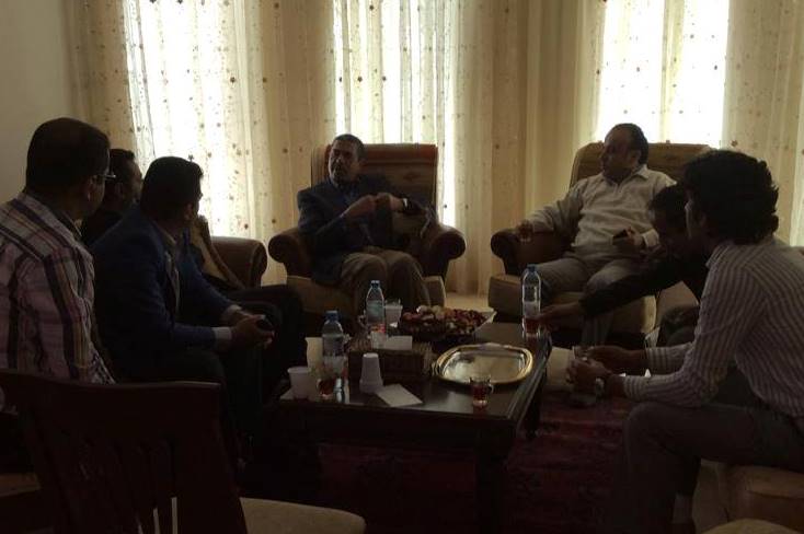 الحوثيون يشددون قبضتهم على «بحاح» بعد مغادرة «الصبيحي» صنعاء ويحدون من تحركاته بمنزله