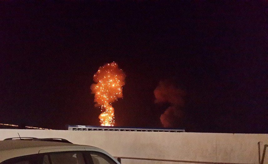 23 قتيلا في غارة استهدفت مصنعاً بالحديدة ورواية تقول إن الانفجار نجم عن إطلاق مدفعية من الجيش