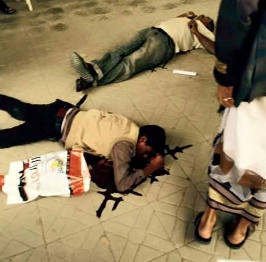حوثيون يطلقون النار على "طابور" في الجوازات ويقتلون مواطنيَن ويصيبون آخرين حوثيون يطلقون النار على "طابور" في الجوازات ويقتلون مواطنيَن ويصيبون آخرين