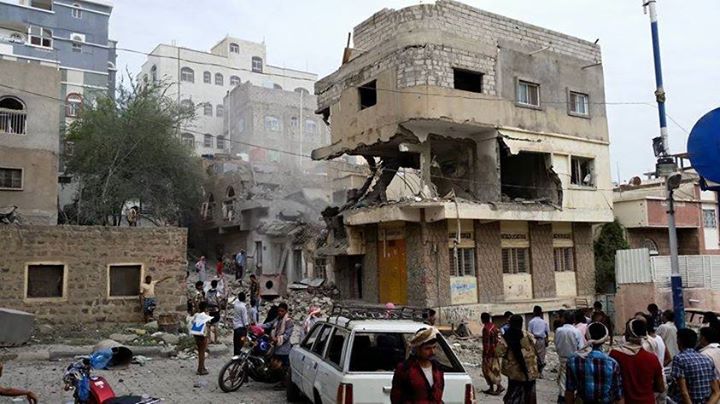 مقتل 5 مدنيين وإصابة 20 آخرين في غارة للتحالف استهدفت منزلاً سكنياً بتعز