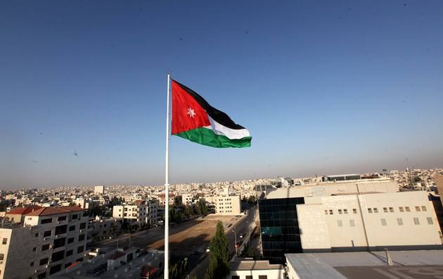 الحكومة الأردنية تلغي نظام التأشيرة على اليمنيين بشكل مؤقت وتفرض إجراءً جديداً