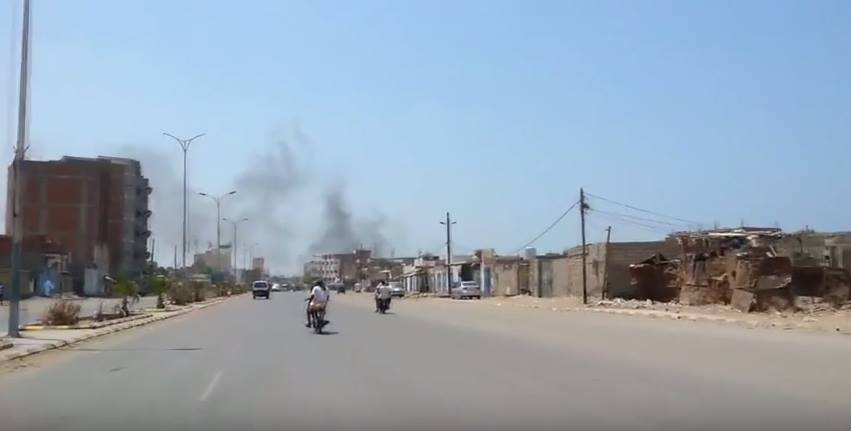 غارات على معسكر الدفاع المدني بالحديدة والحوثيون يخطفون معارضيهم في بيت الفقيه