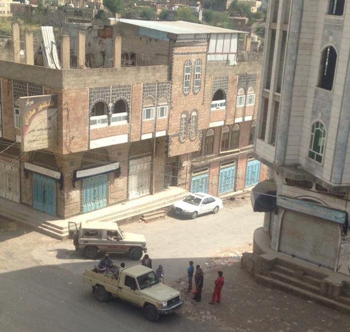 الحوثيون يسيطرون على العدين بعد انسحاب مسلحي القاعدة وينصبون نقاط التفتيش في الشوارع