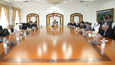هادي يطلع سفراء الدول العشر على مدى الاستجابة للمبادرة وتصعيد الحوثيين باتجاه صنعاء