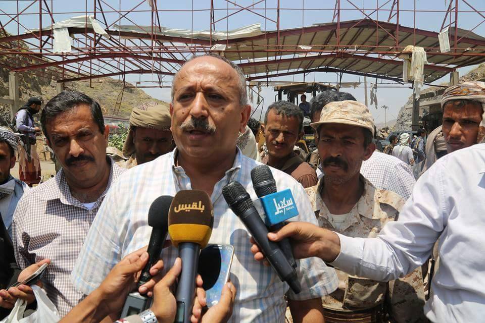 احتجاجاً على رفض البنك صرف رواتب الموظفين.. محافظ تعز يستقيل من منصبه 