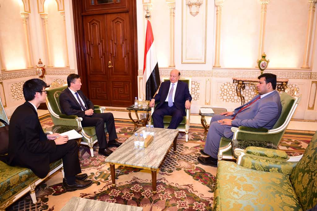 الرئيس هادي يبحث مع السفير الصيني إسهام الشركات الصينية في عملية إعادة الإعمار