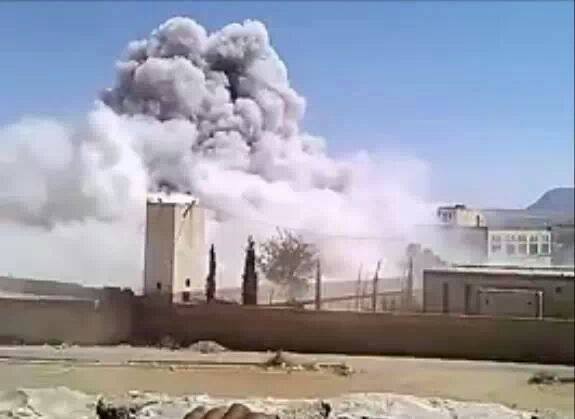 الحوثيون يفجّرون منزل الشيخ الأحمر في الخمري بعمران (فيديو) الحوثيون يفجّرون منزل الشيخ الأحمر في الخمري بعمران (فيديو)