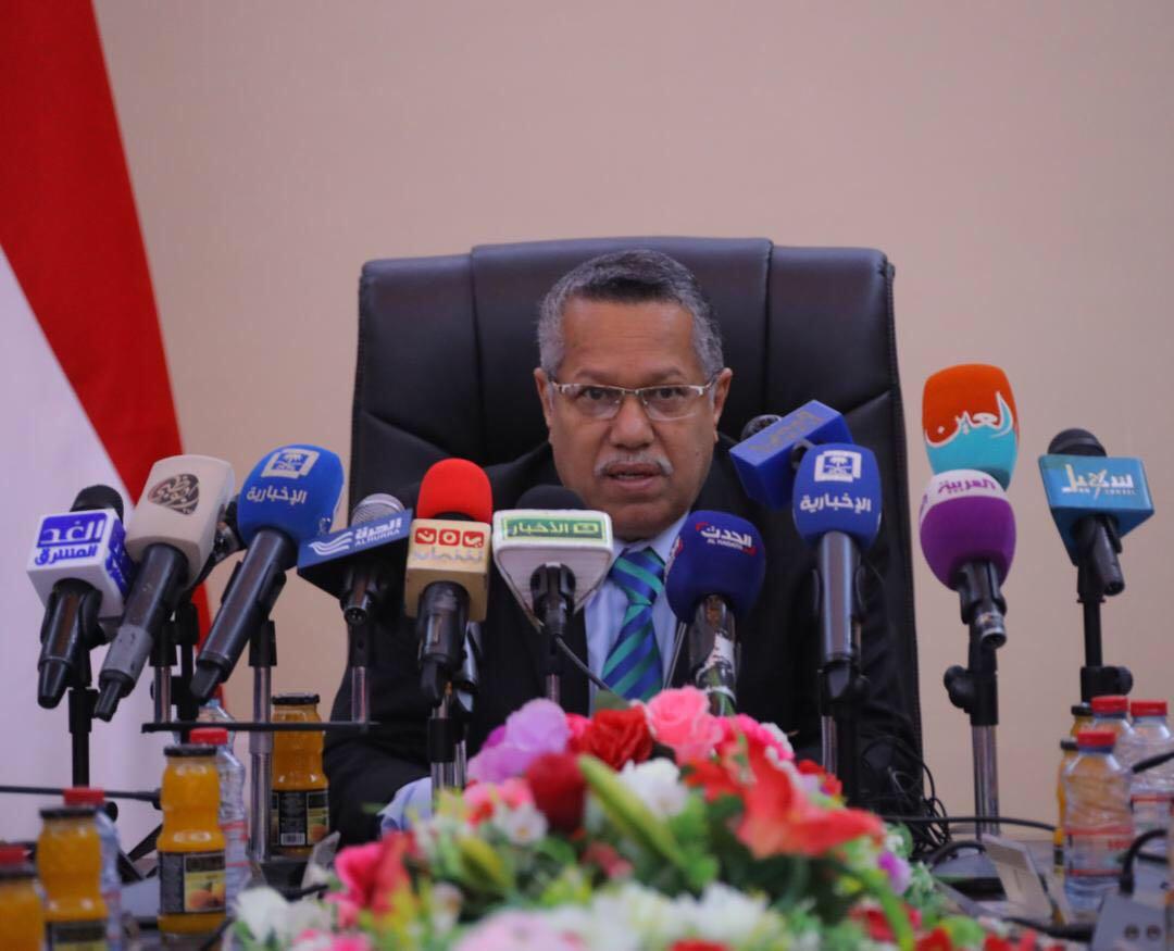 الحكومة توجه الوزراء والمسؤولين بالعودة لممارسة مهامهم من عدن أو مارب