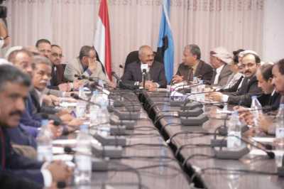 حزب «صالح» يطالب الحوثيين بصرف الرواتب والإبقاء على مناصريه في مناصبهم