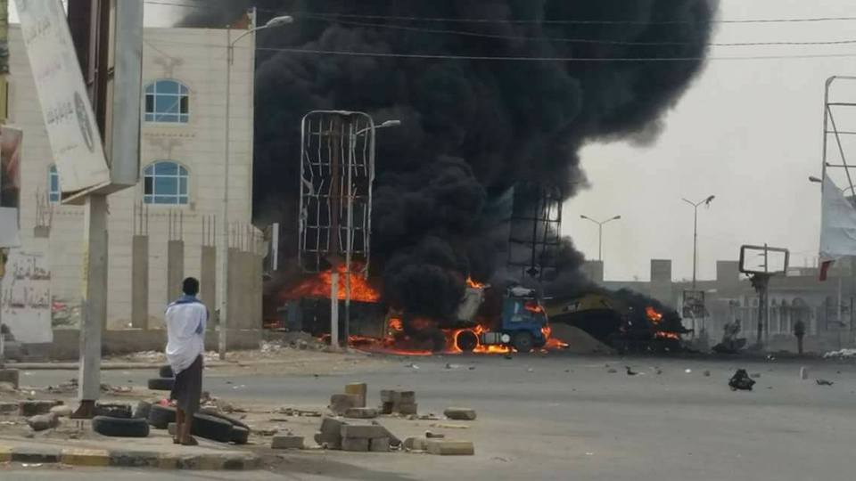 القوات الحكومية تؤمن قرية "منظر" بالحديدة والحوثيون يقصفون منازل بقذائف الهاون
