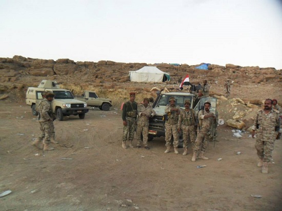 مسلحون حوثيون في أرحب يرتدون البزة العسكرية ويرفضون إخلاء موقع "عرورة" وتسليمه للجنة الوساطة
