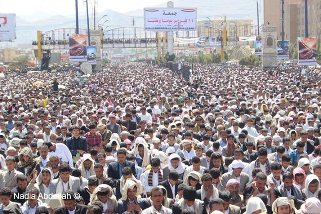 مئات آلاف اليمنيين يتظاهرون إحياءً لذكرى الثورة ومطالبات بتنفيذ مخرجات الحوار (صور)