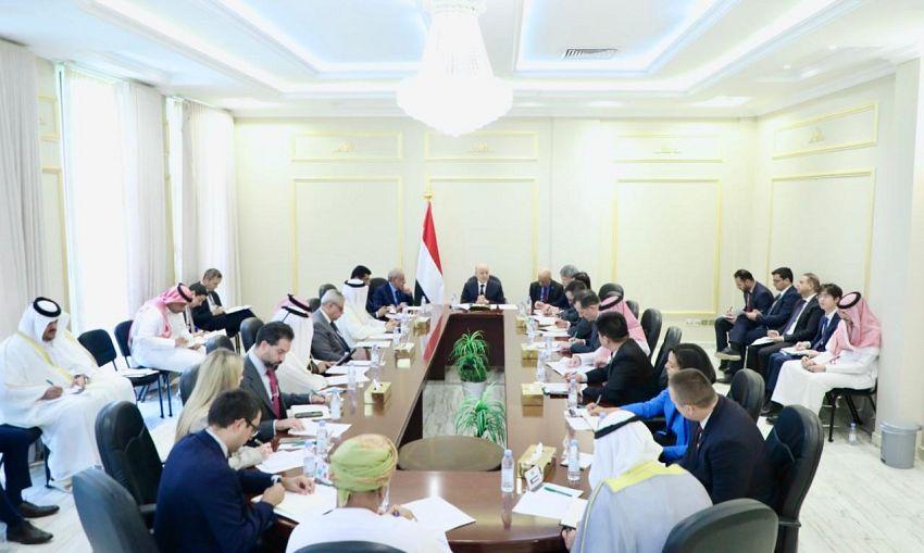 العليمي لسفراء الدول الراعية للعملية السياسية: الطائرة الإيرانية حملت معدات عسكرية وخبراء إلى صنعاء