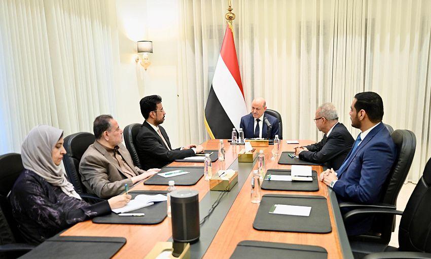 العليمي: لن نسمح باستمرار الابتزاز أو مصادرة قرار الحرب والسلم في اليمن العليمي: لن نسمح باستمرار الابتزاز أو مصادرة قرار الحرب والسلم في اليمن