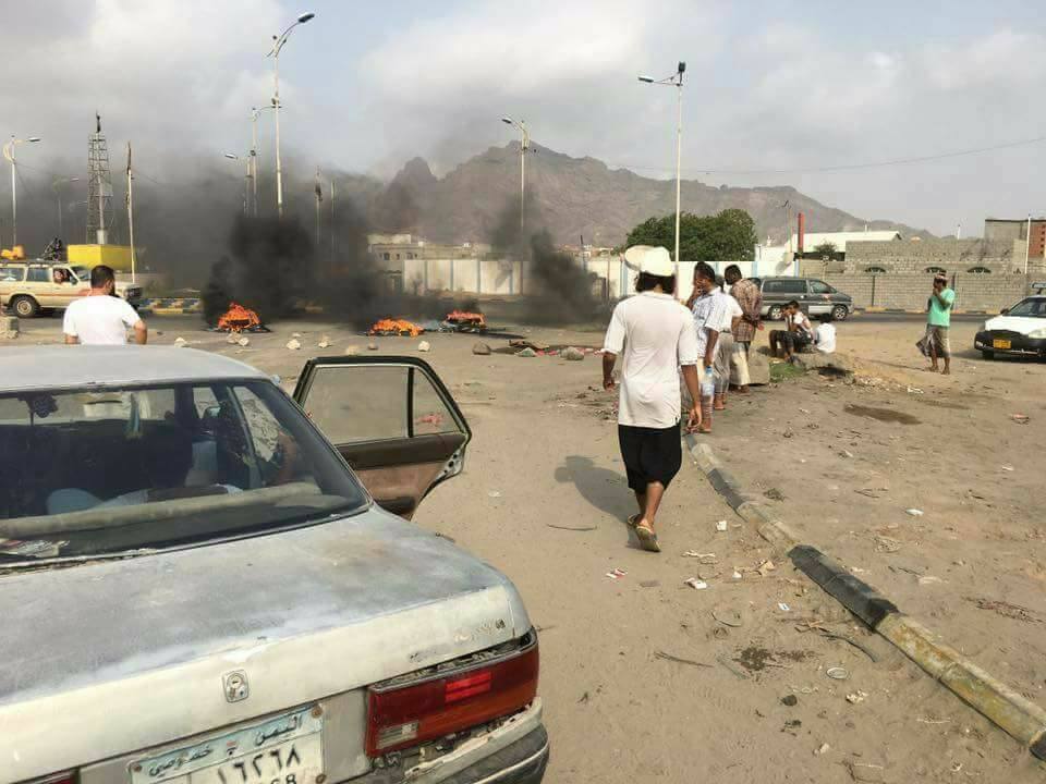 محتجون يتظاهرون أمام قصر المعاشيق في عدن للمطالبة بتوفير التيار الكهربائي