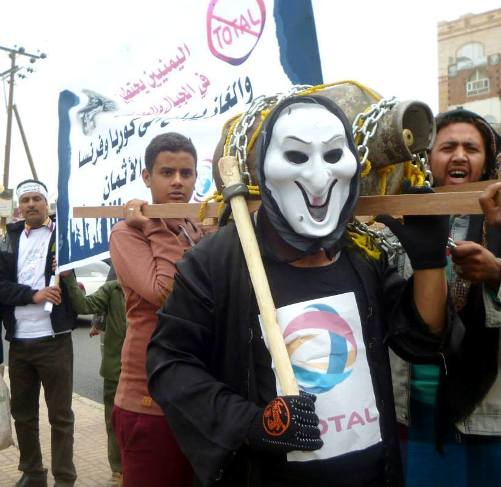 مسيرة في صنعاء تجدد المطالبة بإلغاء صفقة الغاز 