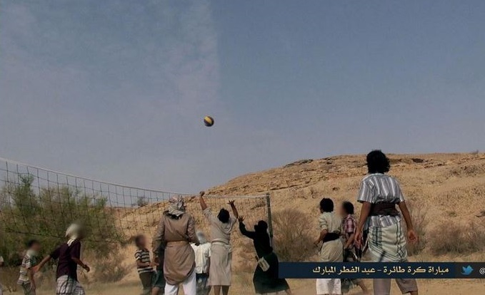 بعد يومين من ذبح الجنود.. القاعدة تنشر صوراً لاحتفالها بالعيد وعناصرها يلعبون كرة الطائرة (صور)