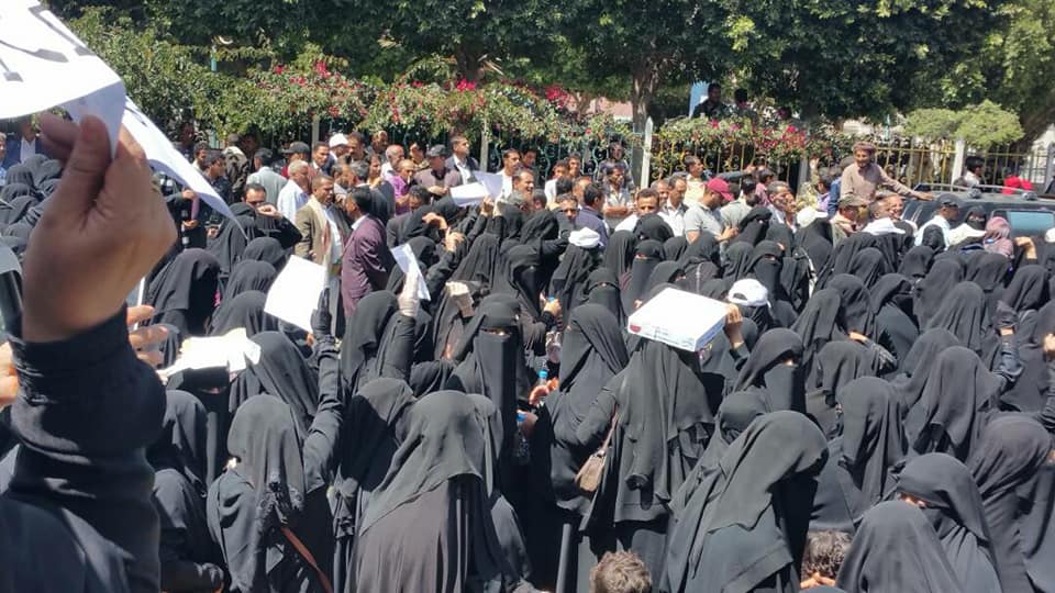 عشرات الحوثيين يعتدون على مظاهرة للمعلمين تطالب بالرواتب في صنعاء