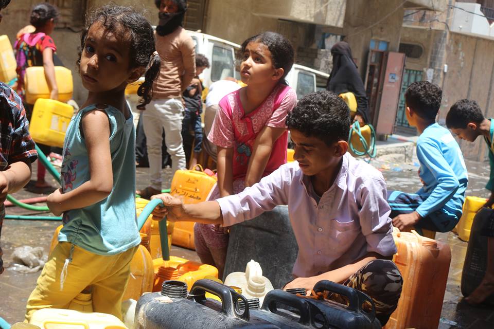 الصليب الأحمر: 95% من اليمنيين يعتمدون الصهاريج للحصول على الماء