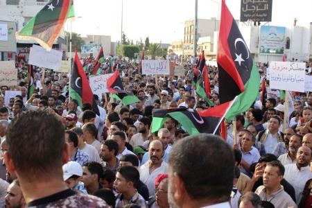 طائرات حربية مجهولة وسماع دوي انفجارات في العاصمة الليبية