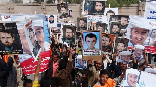 وقفة تضامنية أمام منزل هادي للتذكير بمأساة المعتقلين اليمنيين في غوانتانامو وباغرام