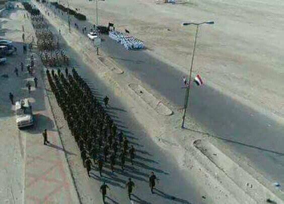 جماعة الحوثيين تنظم عرضاً عسكرياً لمسلحيها المستجدين جنوبي مدينة الحديدة