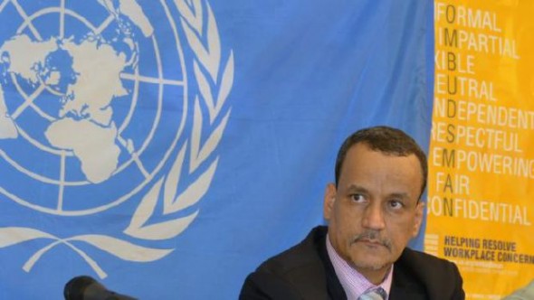 العشرات من الحوثيين يتظاهرون أمام مقر «ولد الشيخ» في صنعاء مطالبين برحيله
