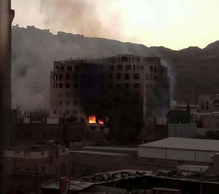 حريق يلتهم أحد البنوك جنوبي صنعاء جراء المعارك وسيارات الإطفاء تعجز عن الوصول