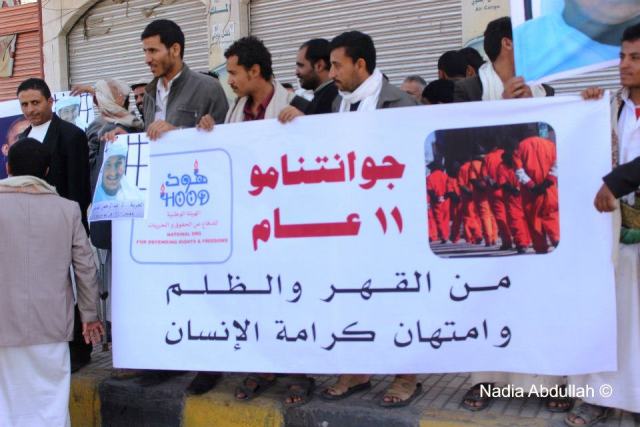 وقفة تضامنية لأهالي معتقلي غوانتانامو وباغرام أمام منزل الرئيس بصنعاء