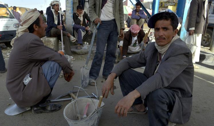 العمال اليمنيون في عيدهم.. منسيون ومطحونون بين رحى الحرب الدائرة منذ عامين العمال اليمنيون في عيدهم.. منسيون ومطحونون بين رحى الحرب الدائرة منذ عامين