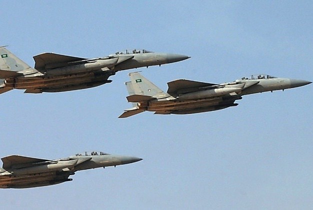 عدن..مقاتلات التحالف تستهدف مواقعاً للحوثيين وقوات صالح في منطقة الهناجر